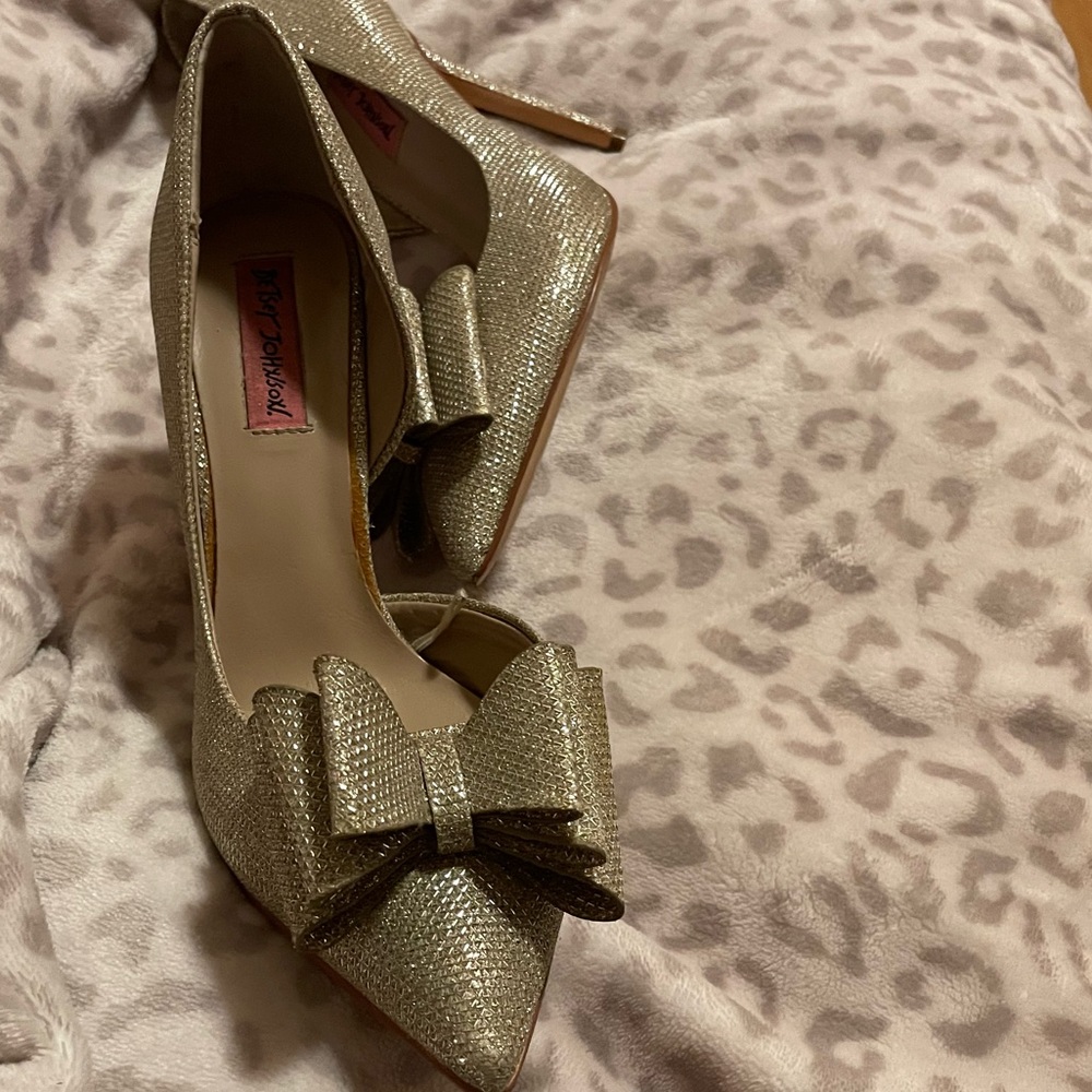 Betsy Johnson Parisss champagne gold metallic heels